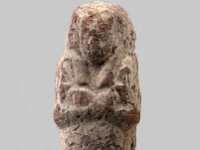 Aeg T 17  Aeg T 17, Dritte Zwischenzeit, Uschebti, Roter Ton, H 6,0 cm, B 2,2 cm, T 1,8 cm : Bestandskatalog Ägypten, Museumsfoto: Claus Cordes